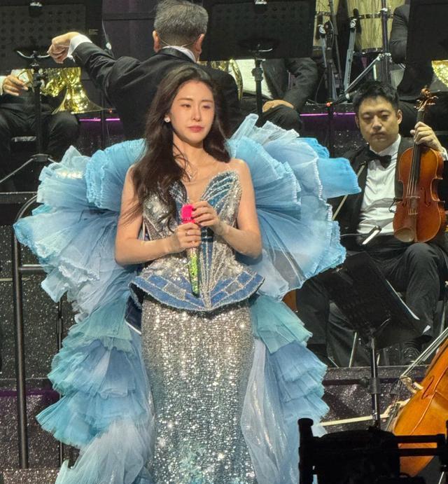 张馨予带何捷看演唱会，两人腻歪的模样被偷拍，真当别人不存在？