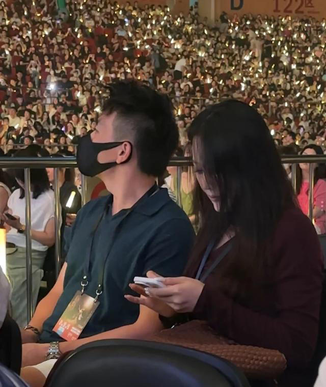 张馨予带何捷看演唱会，两人腻歪的模样被偷拍，真当别人不存在？