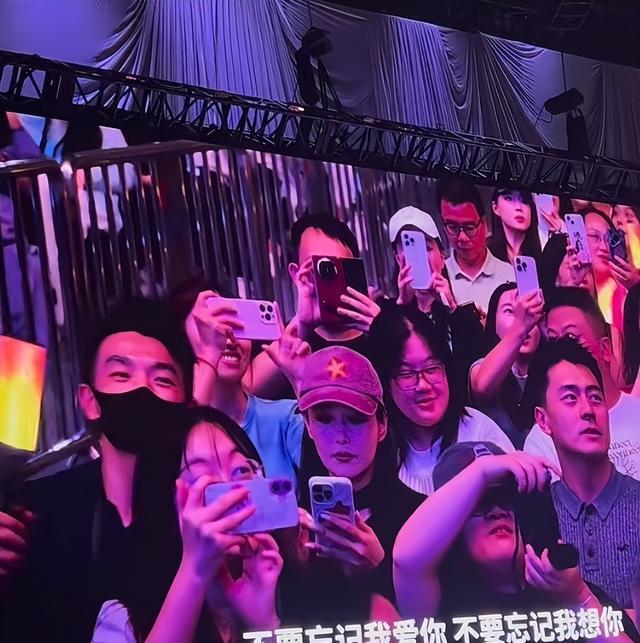 张馨予带何捷看演唱会，两人腻歪的模样被偷拍，真当别人不存在？