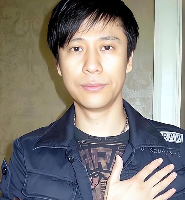 解晓东现状：定居安徽，陪九旬父亲安度晚年，57岁还出席商演赚钱