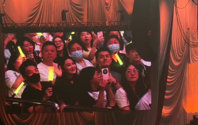 张馨予带何捷看演唱会，两人腻歪的模样被偷拍，真当别人不存在？