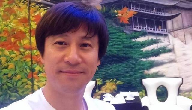 解晓东现状：定居安徽，陪九旬父亲安度晚年，57岁还出席商演赚钱