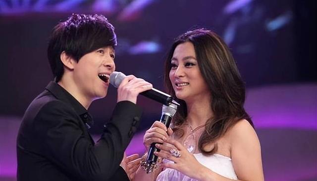 解晓东现状：定居安徽，陪九旬父亲安度晚年，57岁还出席商演赚钱