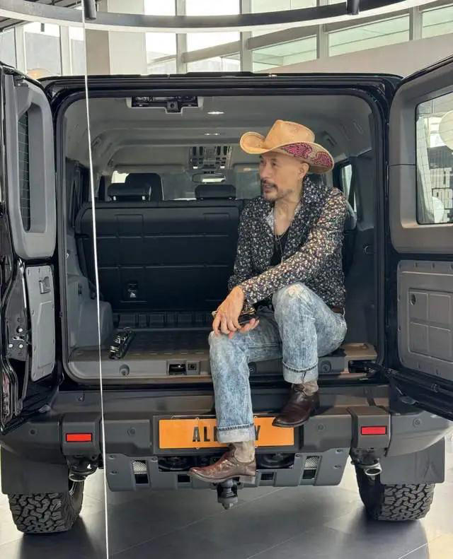 “鳌拜”徐锦江现身北京买豪车，63岁打扮像西部牛仔，没有油腻感