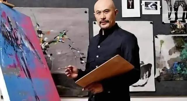 “鳌拜”徐锦江现身北京买豪车，63岁打扮像西部牛仔，没有油腻感