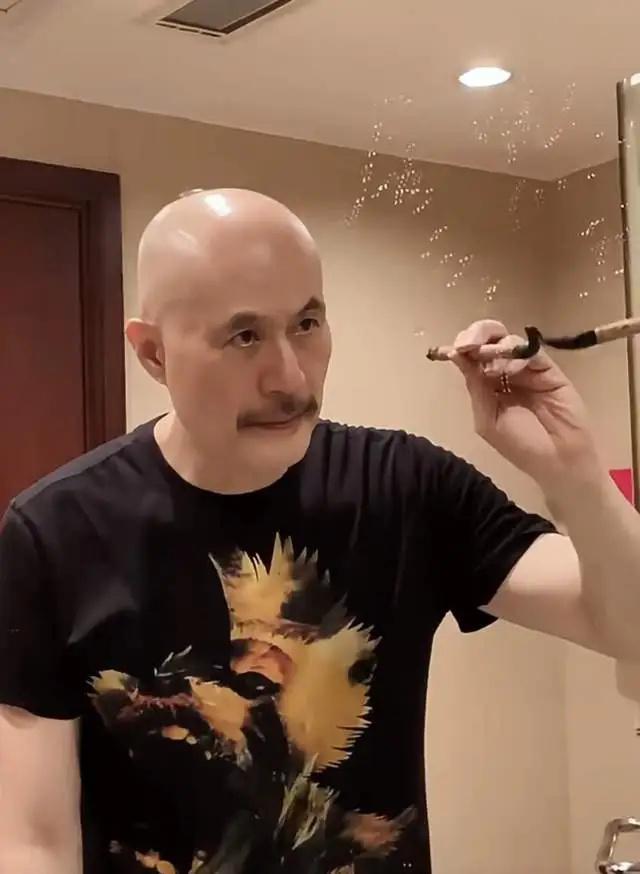 “鳌拜”徐锦江现身北京买豪车，63岁打扮像西部牛仔，没有油腻感