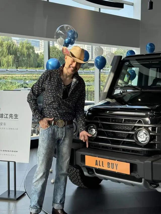 “鳌拜”徐锦江现身北京买豪车，63岁打扮像西部牛仔，没有油腻感