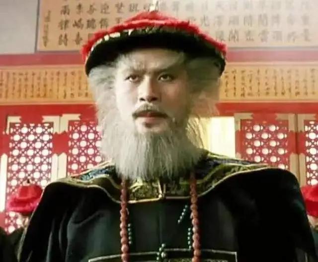 “鳌拜”徐锦江现身北京买豪车，63岁打扮像西部牛仔，没有油腻感