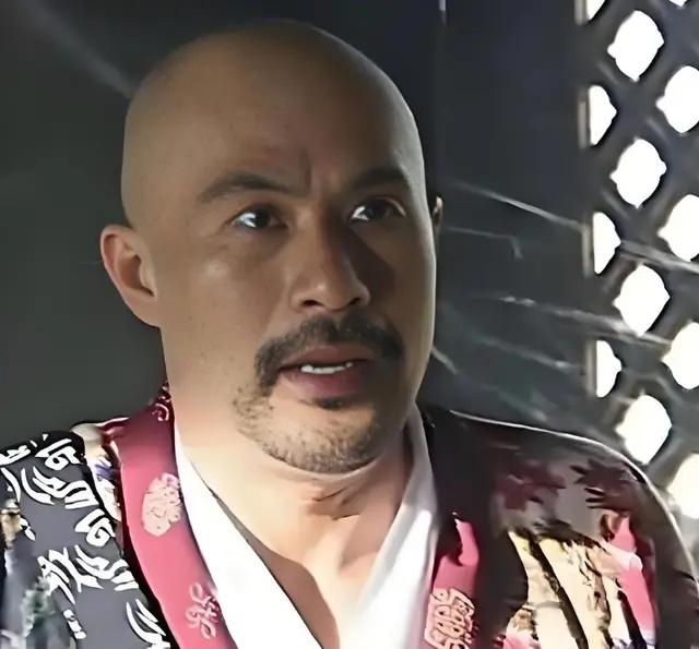 “鳌拜”徐锦江现身北京买豪车，63岁打扮像西部牛仔，没有油腻感