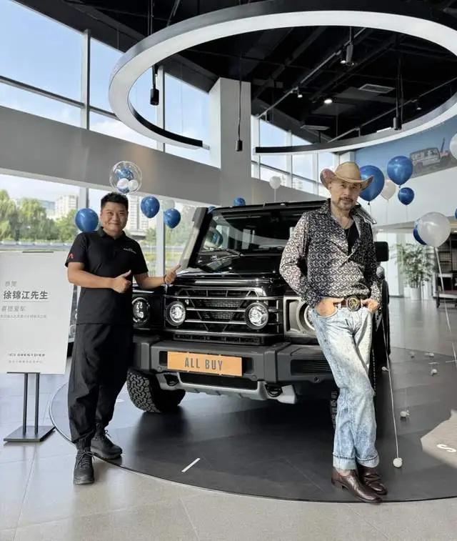 “鳌拜”徐锦江现身北京买豪车，63岁打扮像西部牛仔，没有油腻感