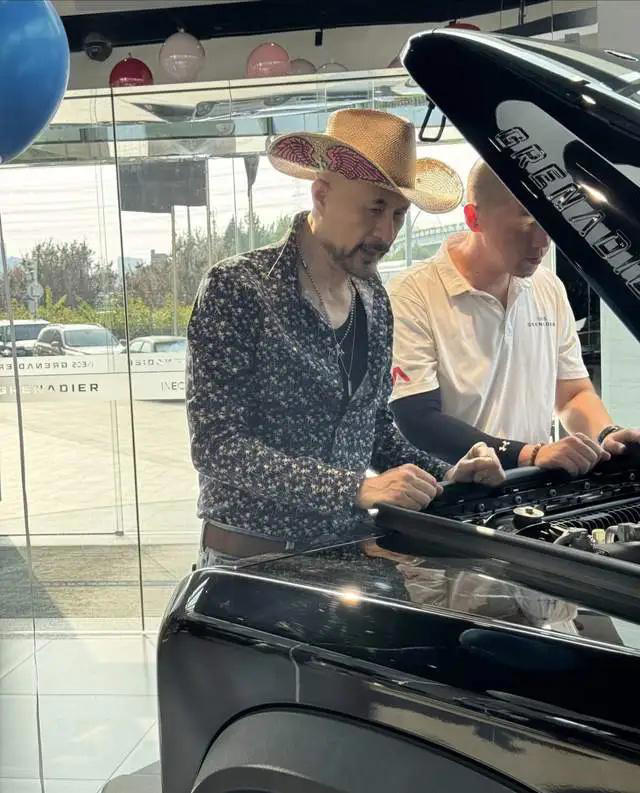 “鳌拜”徐锦江现身北京买豪车，63岁打扮像西部牛仔，没有油腻感