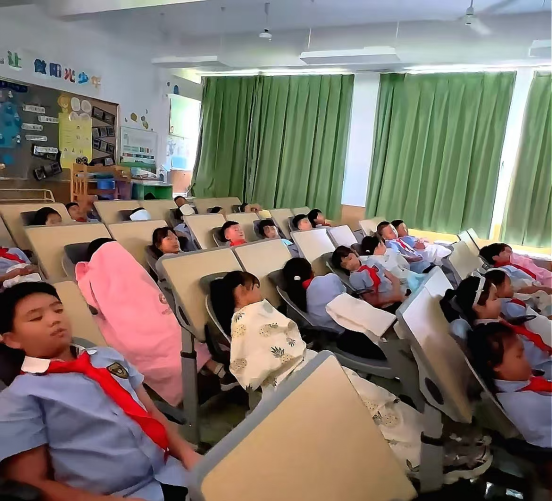成都多校推进“舒心午睡” 中小学生告别“趴睡”享舒适休憩