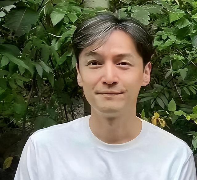 钱再多有什么用？42岁胡歌情绪崩溃直言：这两个女人是我一生的痛