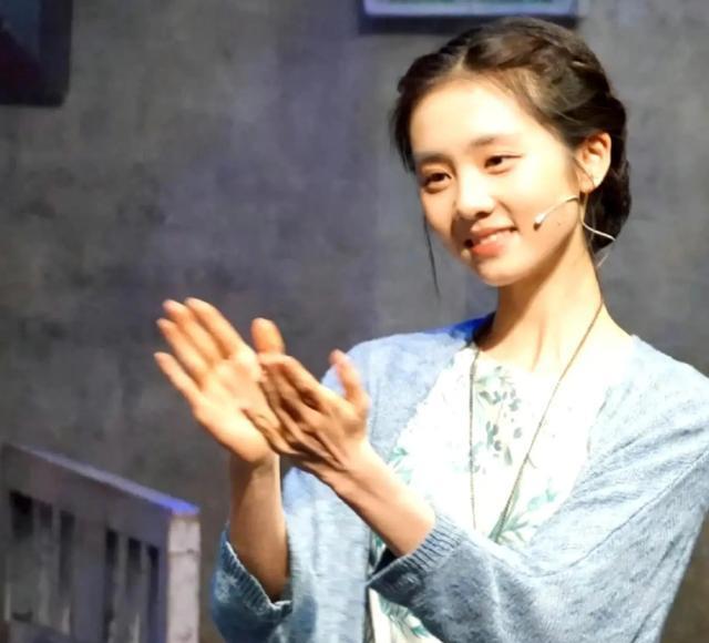 网友纽约坐地铁偶遇黄多多，清冷感十足，真是天选文艺片女主