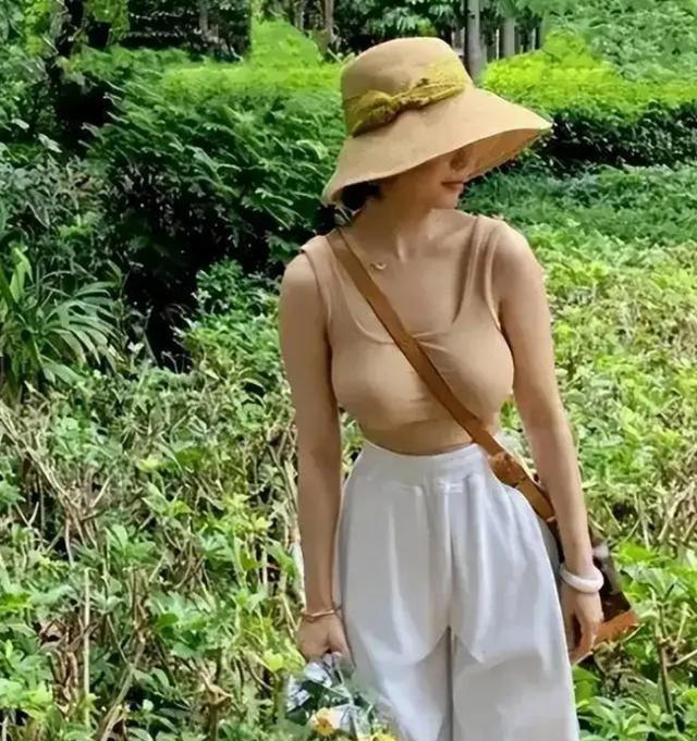 网友纽约坐地铁偶遇黄多多，清冷感十足，真是天选文艺片女主