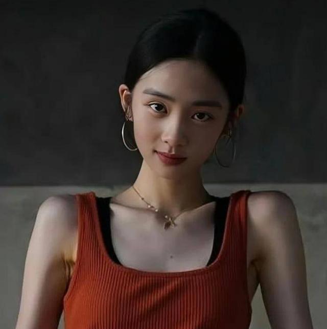 网友纽约坐地铁偶遇黄多多，清冷感十足，真是天选文艺片女主