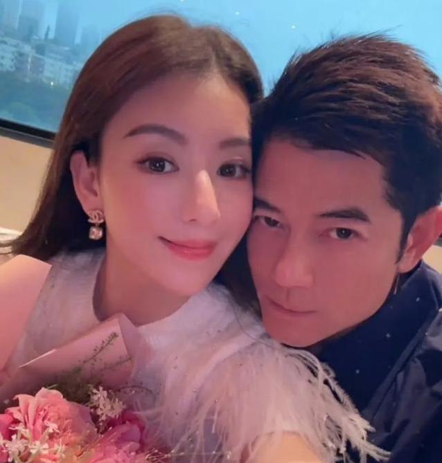 郭富城娇妻孕晚期96斤，穿高跟鞋逛街，她咋这么轻松？