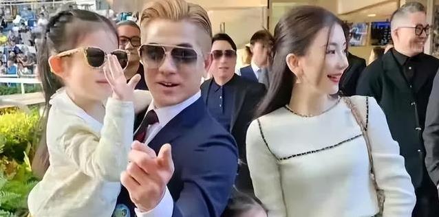 郭富城娇妻孕晚期96斤，穿高跟鞋逛街，她咋这么轻松？