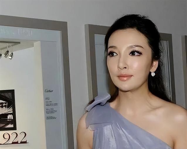 从川妹子到时尚女王：刘彦池分手王励勤，豪门路却越走越宽