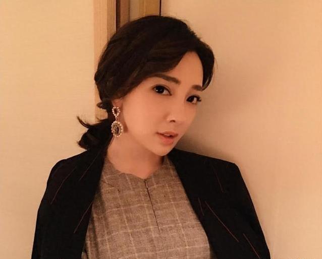 从川妹子到时尚女王：刘彦池分手王励勤，豪门路却越走越宽