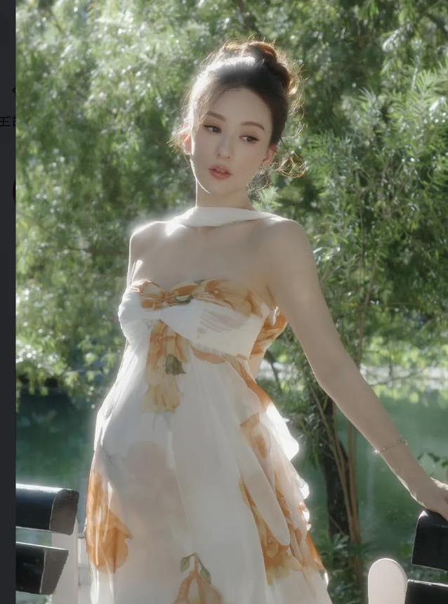 郭富城娇妻孕晚期96斤，穿高跟鞋逛街，她咋这么轻松？