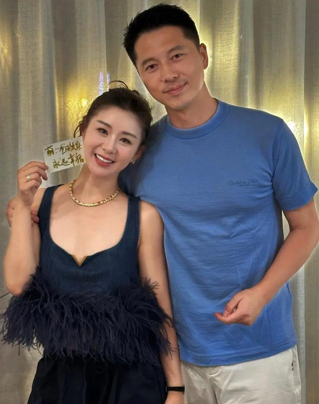 李小萌庆40岁生日，穿牛仔装戴大金链子真飒，王雷准备惊喜太感人