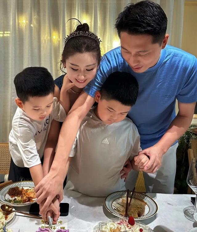 李小萌庆40岁生日，穿牛仔装戴大金链子真飒，王雷准备惊喜太感人