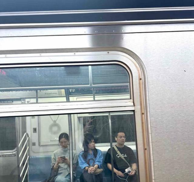 网友纽约坐地铁偶遇黄多多，清冷感十足，真是天选文艺片女主