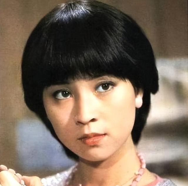 如今再看72岁林凤娇，与71岁成龙同框老到不敢认，蔡澜果然说对了