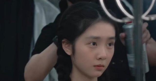 网友纽约坐地铁偶遇黄多多，清冷感十足，真是天选文艺片女主