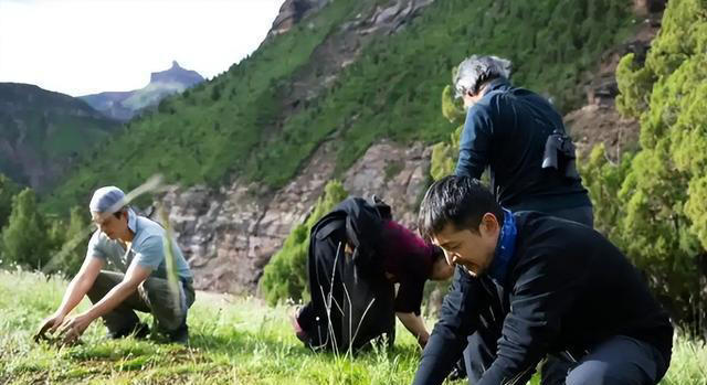 钱再多有什么用？42岁胡歌情绪崩溃直言：这两个女人是我一生的痛
