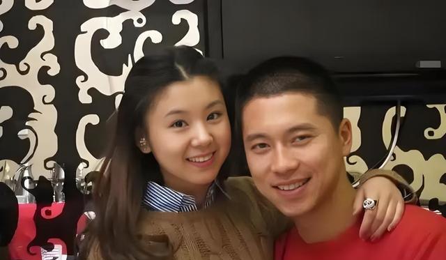 李小萌庆40岁生日，穿牛仔装戴大金链子真飒，王雷准备惊喜太感人