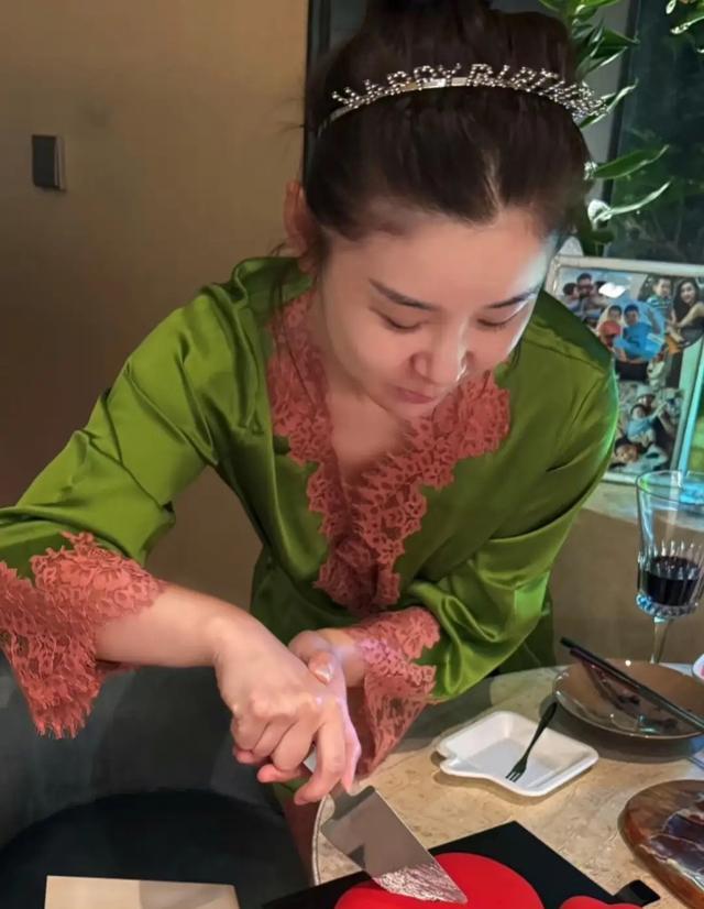 李小萌庆40岁生日，穿牛仔装戴大金链子真飒，王雷准备惊喜太感人
