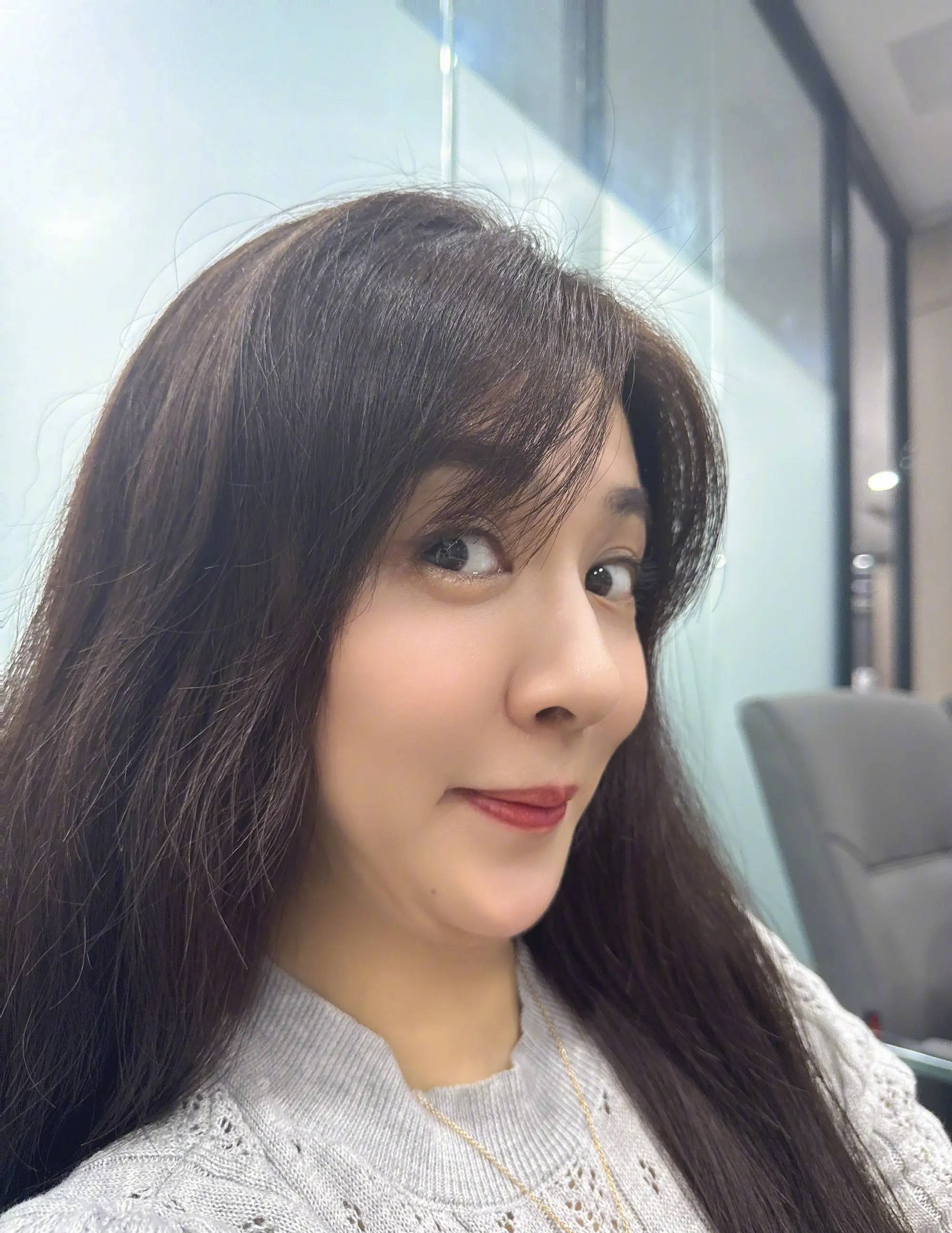 王晓晨晒童年照回应近照双下巴明显：娘胎里就带的，是爸妈给的福气