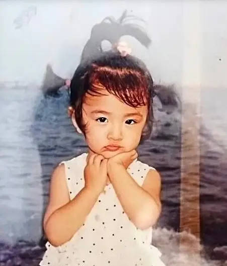 王晓晨晒童年照回应近照双下巴明显：娘胎里就带的，是爸妈给的福气