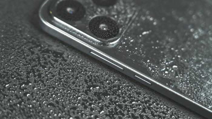 「超能小直屏」rPhone 评测：千元级的“苹果味”，兼顾防水抗摔和大电池