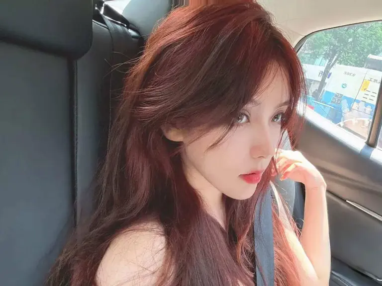 LPL解说Rita某音首秀，被吐槽40岁老阿姨，弹幕刷屏玩梗：你艾希我奶妈、开奔驰、喝战马……