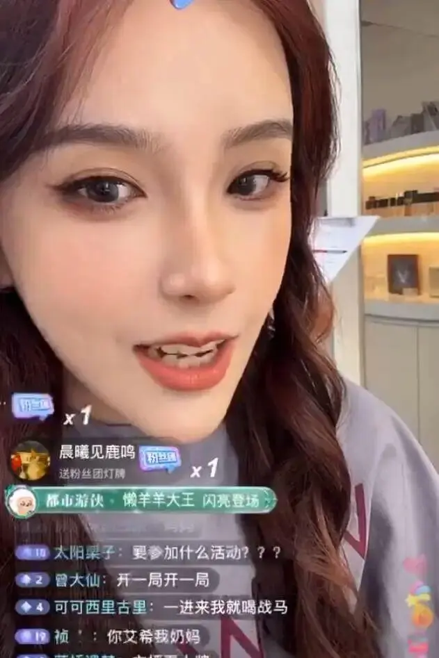 LPL解说Rita某音首秀，被吐槽40岁老阿姨，弹幕刷屏玩梗：你艾希我奶妈、开奔驰、喝战马……