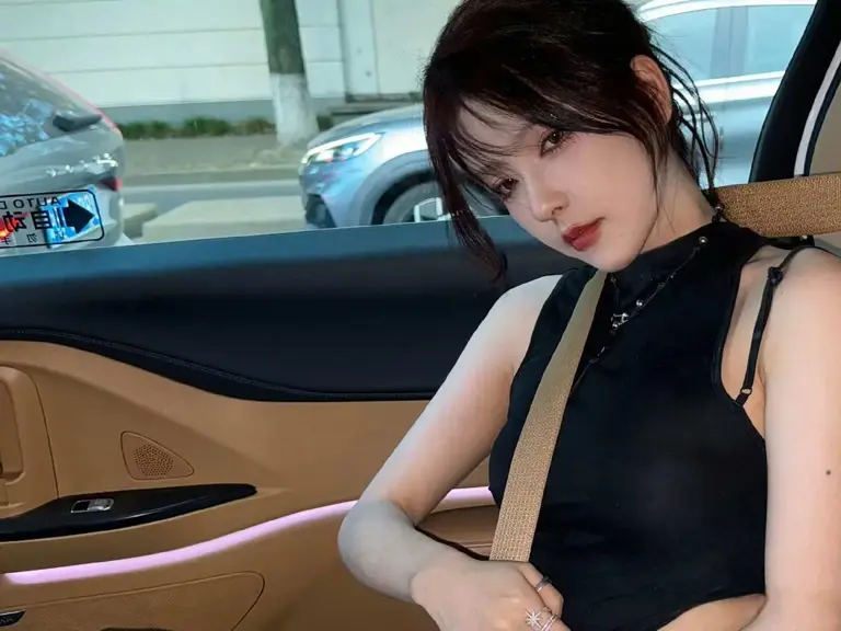 LPL解说Rita某音首秀，被吐槽40岁老阿姨，弹幕刷屏玩梗：你艾希我奶妈、开奔驰、喝战马……