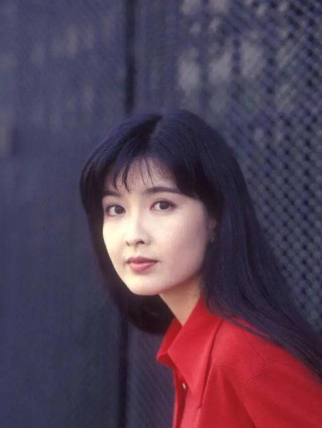 58岁10亿身家，34年感情长跑，8次背叛，这就是玉女守卫的爱情？