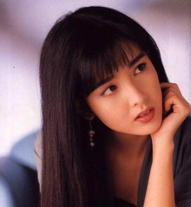 58岁10亿身家，34年感情长跑，8次背叛，这就是玉女守卫的爱情？