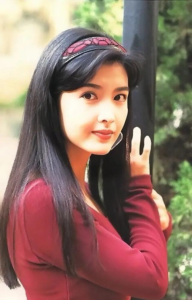 58岁10亿身家，34年感情长跑，8次背叛，这就是玉女守卫的爱情？