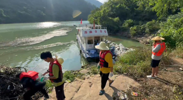 网红钓鱼佬北盘江清理垃圾，现场50人扔竿加入，当事人：遭调侃钓不到鱼干别的都行