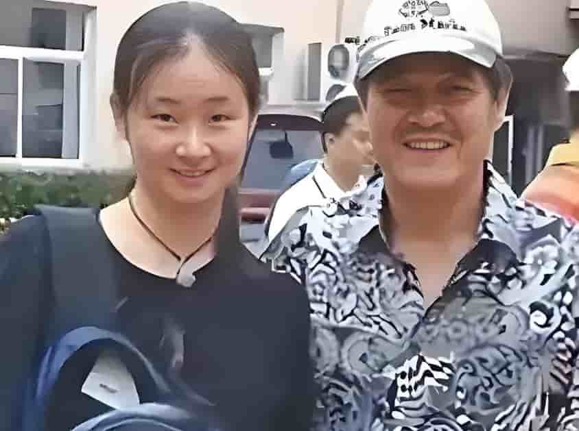 长相质朴干净的她，因出演农村女孩“王小蒙”，收割了一大波好评和人气。 跟《乡村爱情》结下缘分后，她一人挑起女主角的大梁，演技也愈发得到认可。  但没想到，农村女孩只演了一半，她又当回了舞蹈演员，在舞台上继续发光。 如今，她早已是国际认证的