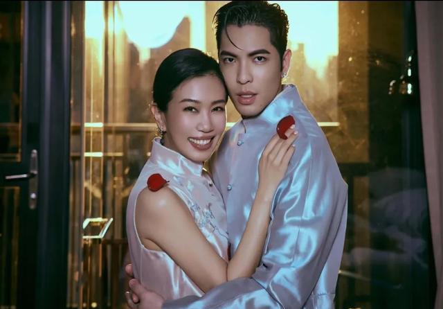 萧敬腾带老婆出席活动，林有慧脸不年轻气质却好，越来越有夫妻相