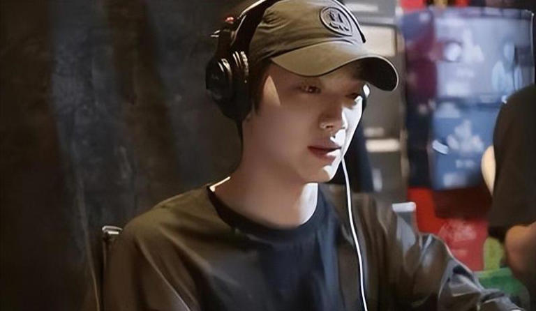 原来他早已退出娱乐圈，考公上岸的赖冠霖，这步棋够狠也够准