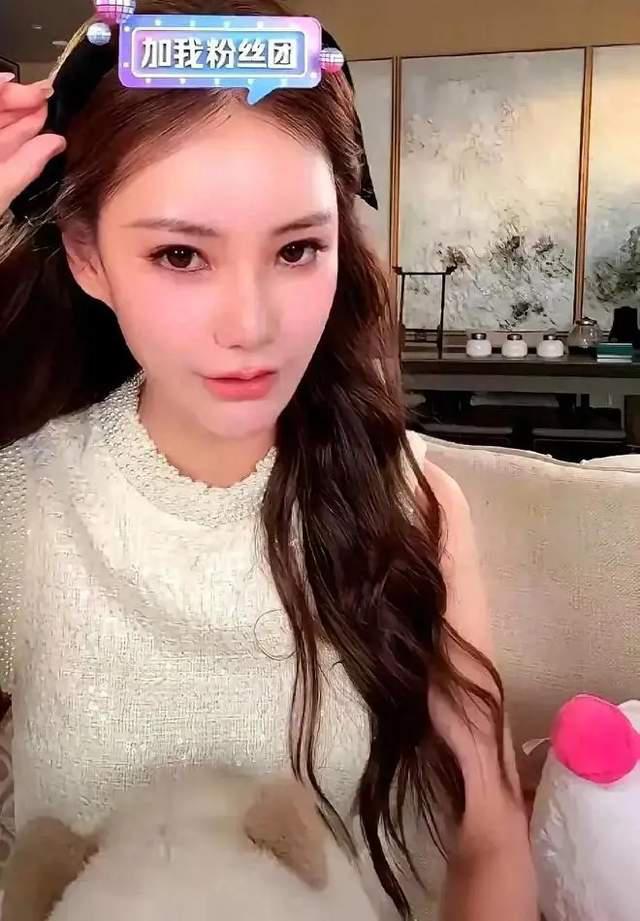 马筱梅深夜直播4万人在线，独自照顾孩子，几个月没有与爸爸见面