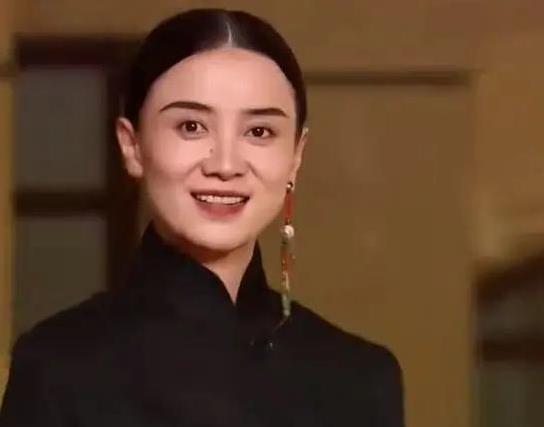 宋佳王伟隐婚两年被拍倒垃圾，姐弟恋甜蜜日常藏不住了？