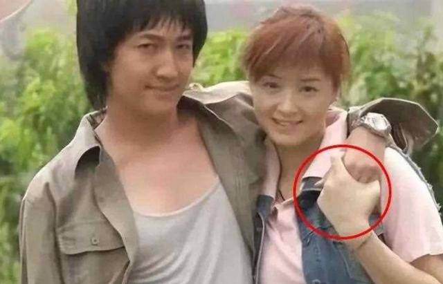 和蒋欣相恋多年，却转身娶了小4岁同校师妹，如今爱情事业双丰收