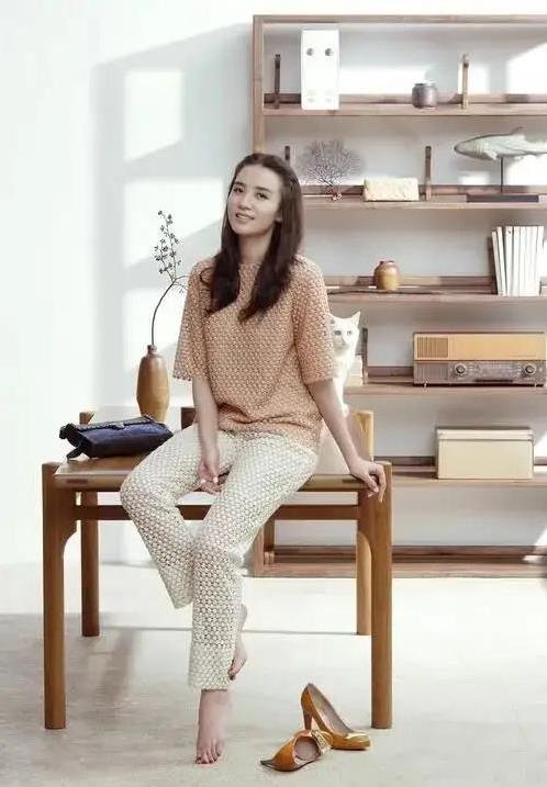 宋佳王伟隐婚两年被拍倒垃圾，姐弟恋甜蜜日常藏不住了？